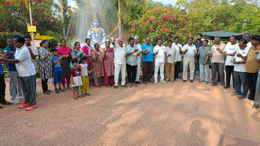 యుద్ధం ఆపాలి ప్రపంచశాంతి వర్ధిల్లాలి ప్రకాశం మున్సిపల్ పార్క్ వాకర్స్ అసోసియేషన్ క్యాండిల్ ప్రదర్శన ప్రదర్శన