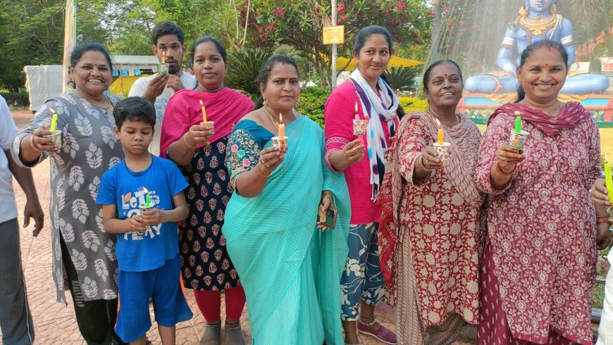 యుద్ధం ఆపాలి ప్రపంచశాంతి వర్ధిల్లాలి ప్రకాశం మున్సిపల్ పార్క్ వాకర్స్ అసోసియేషన్ క్యాండిల్ ప్రదర్శన ప్రదర్శన