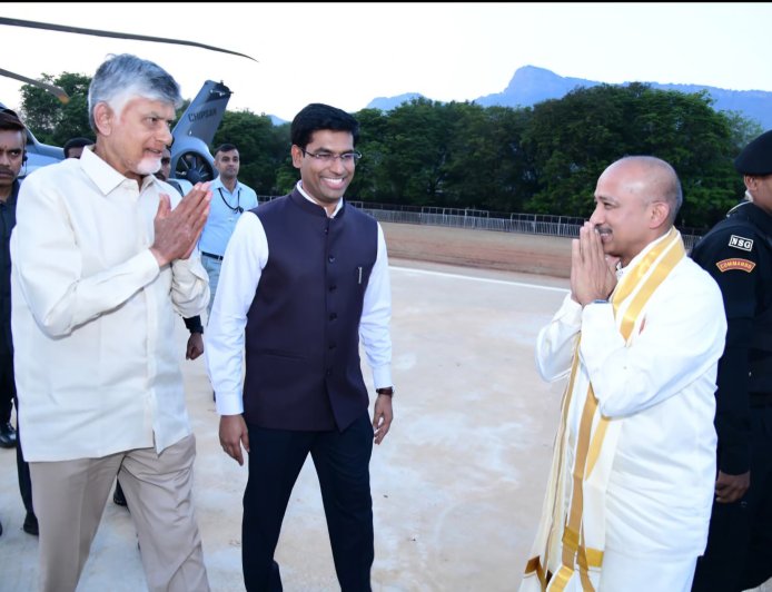 తిరుమల కొండపై పూర్తిస్థాయిలో ఆధ్యాత్మిక వాతావరణం నెలకొల్పడమే ధ్యేయం..    శ్రీవారి ఆలయంలో వెండి వాకిలి నుండి వెలుపలికి రావడానికి ప్రత్యామ్నాయం అవసరం. టీటీడీ ఈవో ముద్దాడ రవిచంద్ర.